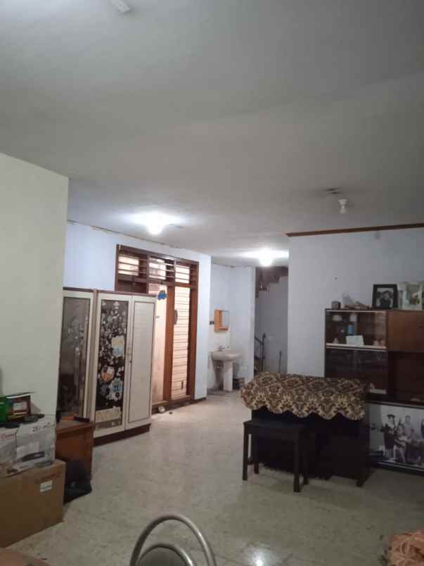 dijual rumah raya dukuh kupang barat