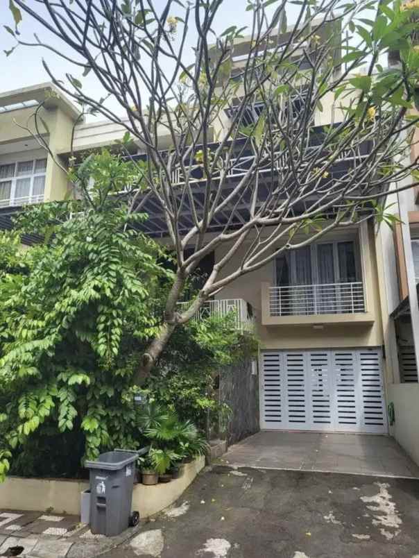 dijual rumah royal spring residence