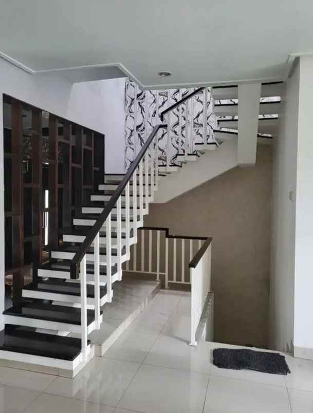 dijual rumah royal spring residence