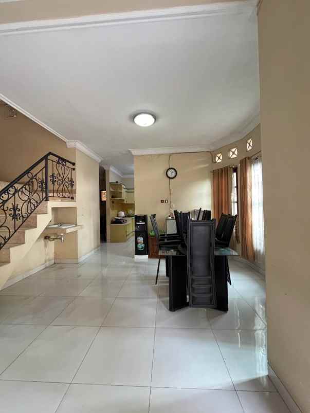 dijual rumah sanggrahan condongcatur