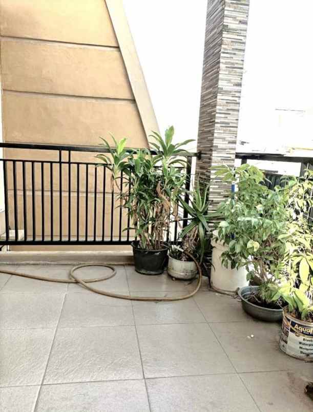 dijual rumah semper barat