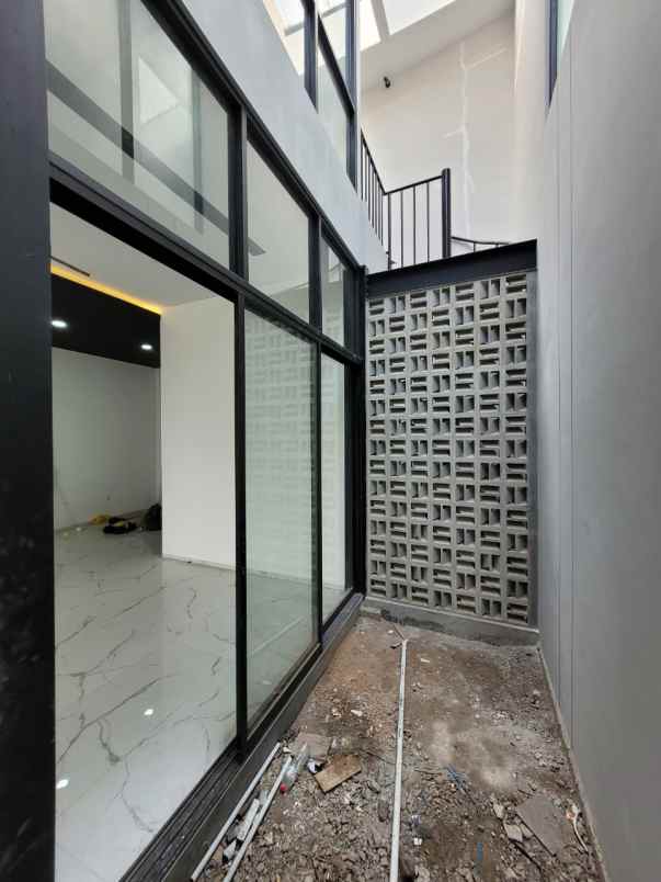 dijual rumah setraduta