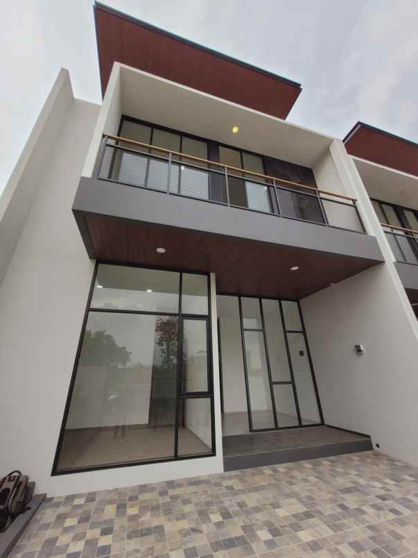 dijual rumah setraduta