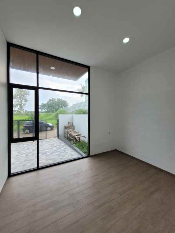 dijual rumah setraduta