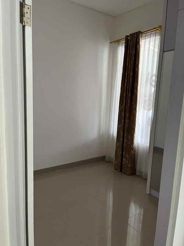 dijual rumah siap huni di blossom belakang kampus stan