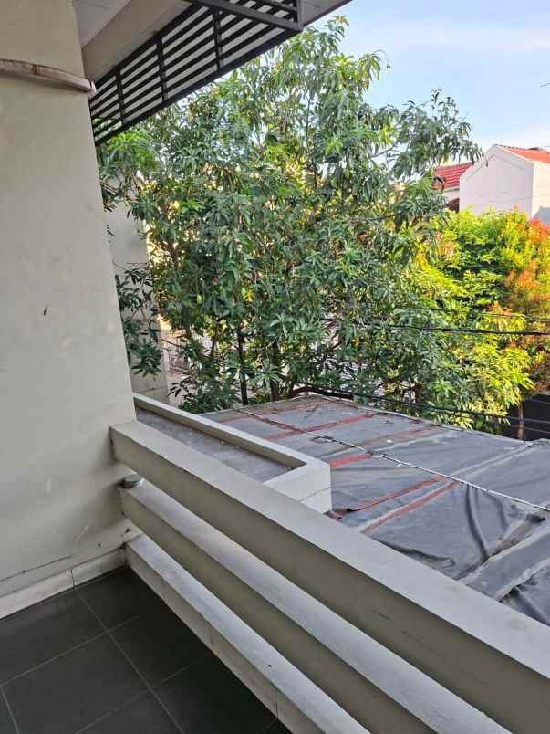 dijual rumah taman galaxy