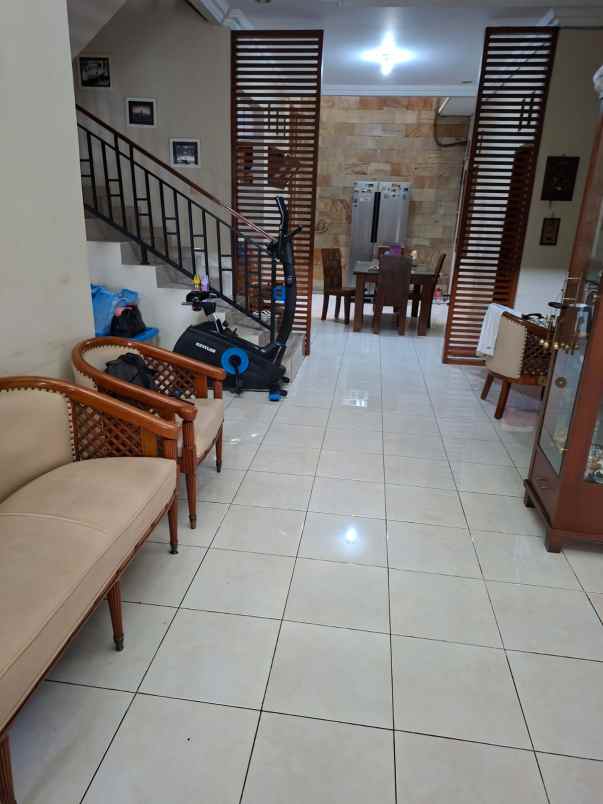 dijual rumah taman galaxy