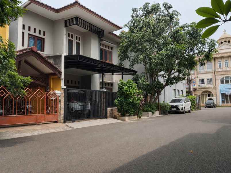 dijual rumah taman galaxy