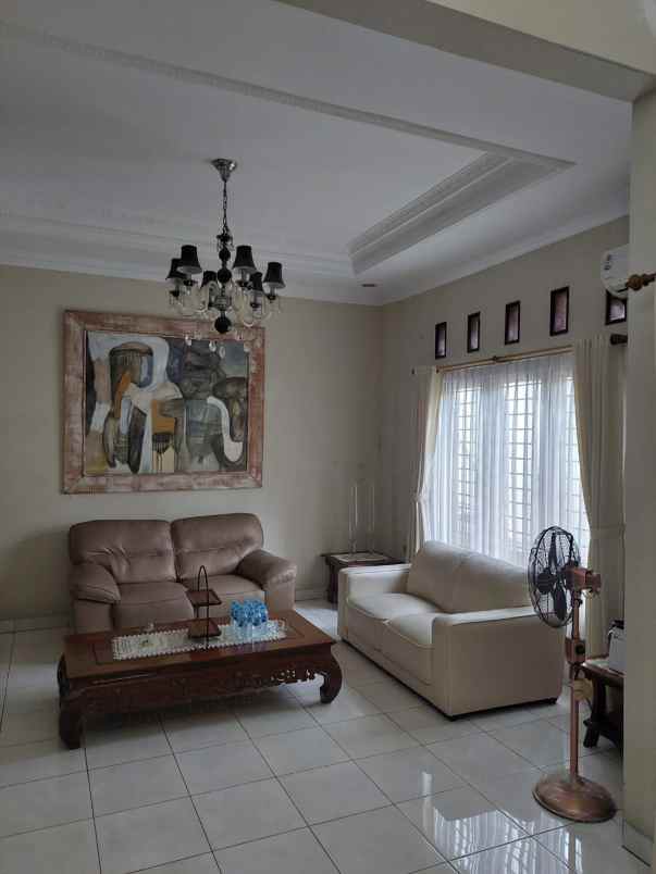 dijual rumah taman galaxy