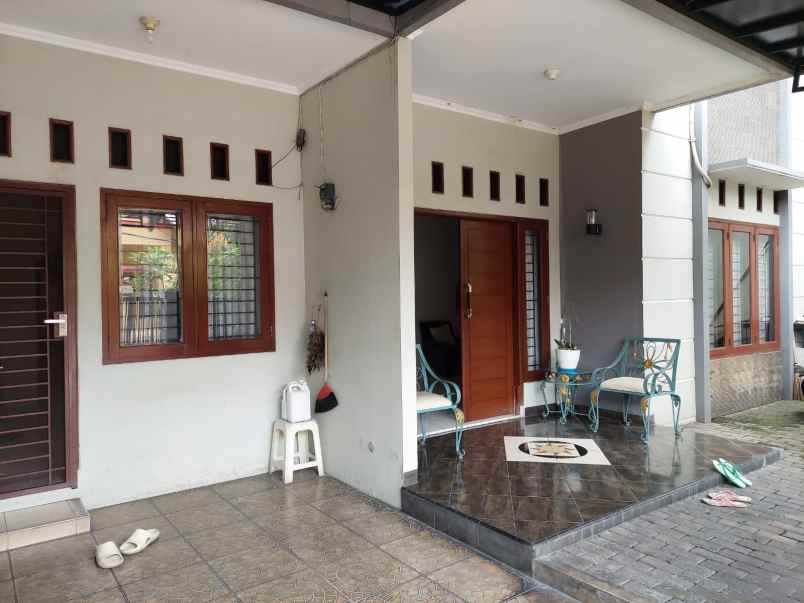 dijual rumah taman galaxy