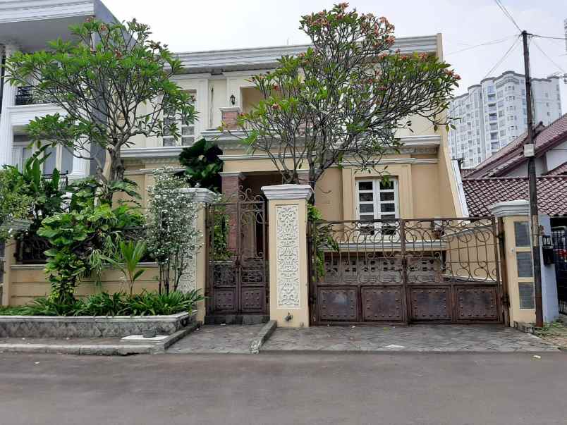 dijual rumah taman gandaria