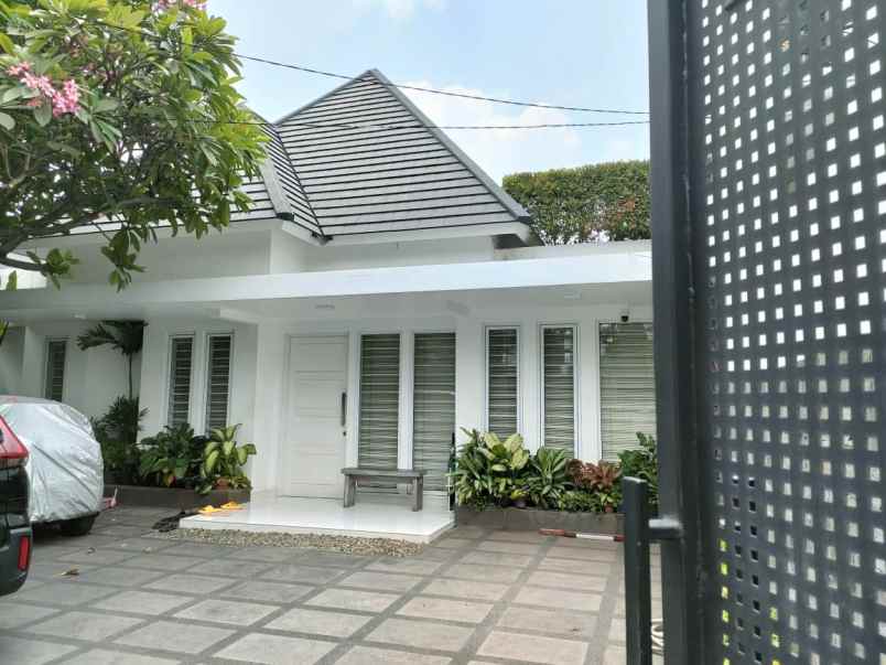 dijual rumah taman meruya ilir