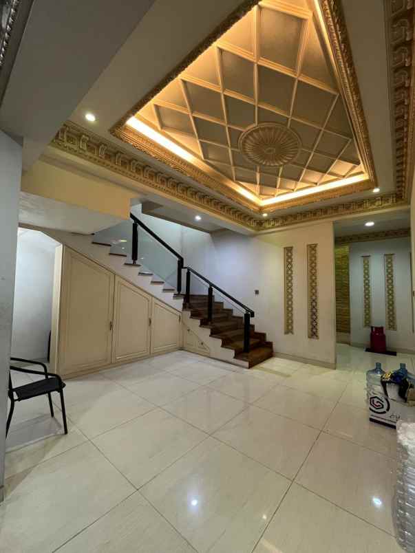 dijual rumah taman palem lestari