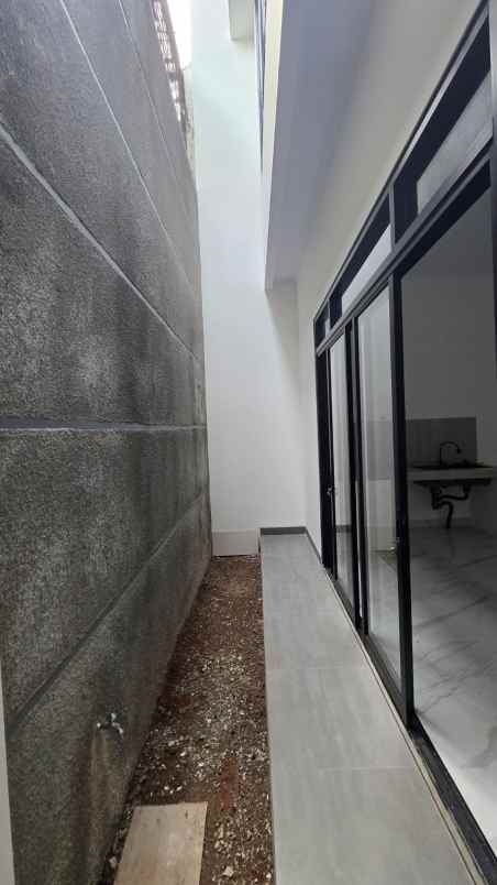 dijual rumah taman villa meruya