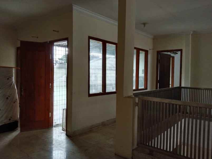 dijual rumah villa bukit indah