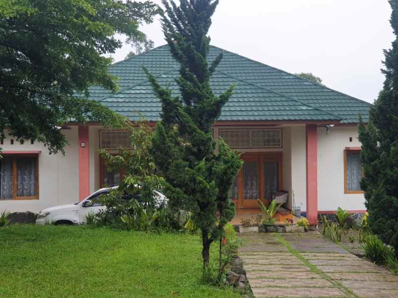 dijual villa desa panunndaan
