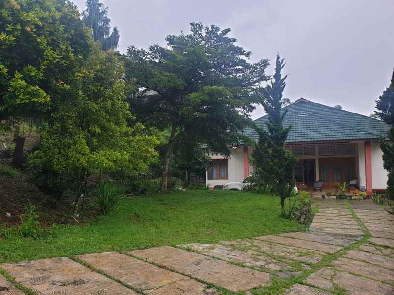 dijual villa desa panunndaan