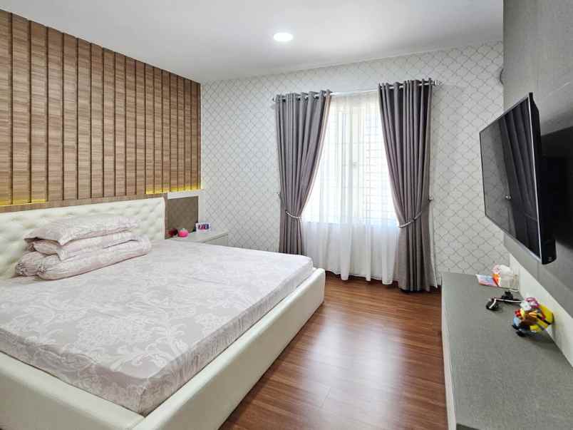 dijual villa jalan boulevard barat raya