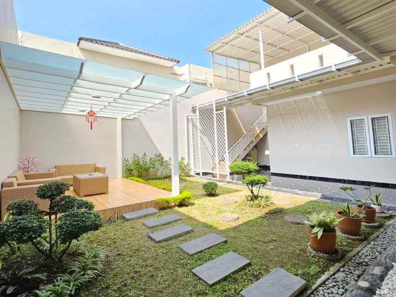 dijual villa jalan boulevard barat raya