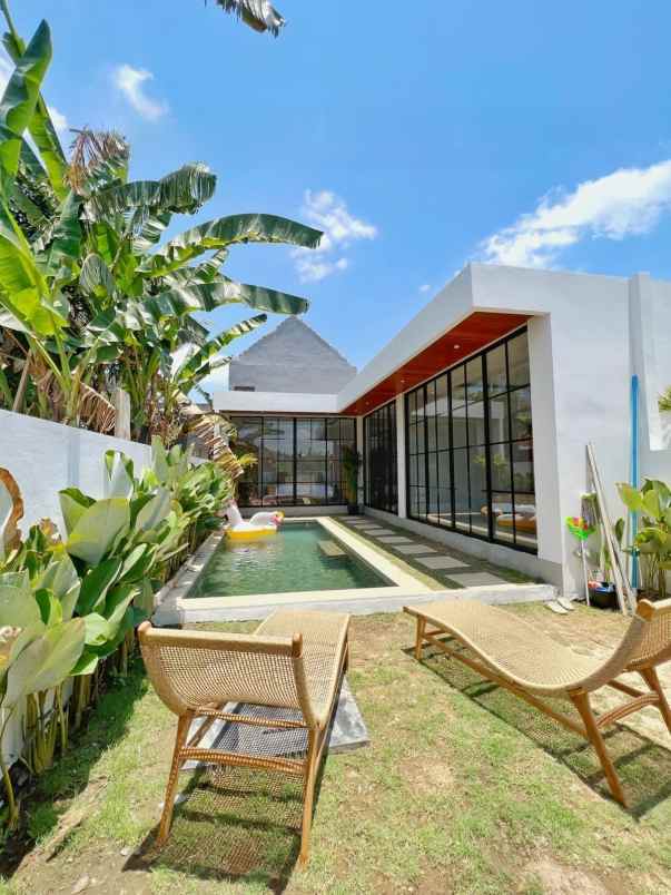 dijual villa jalan raya munggu kapal