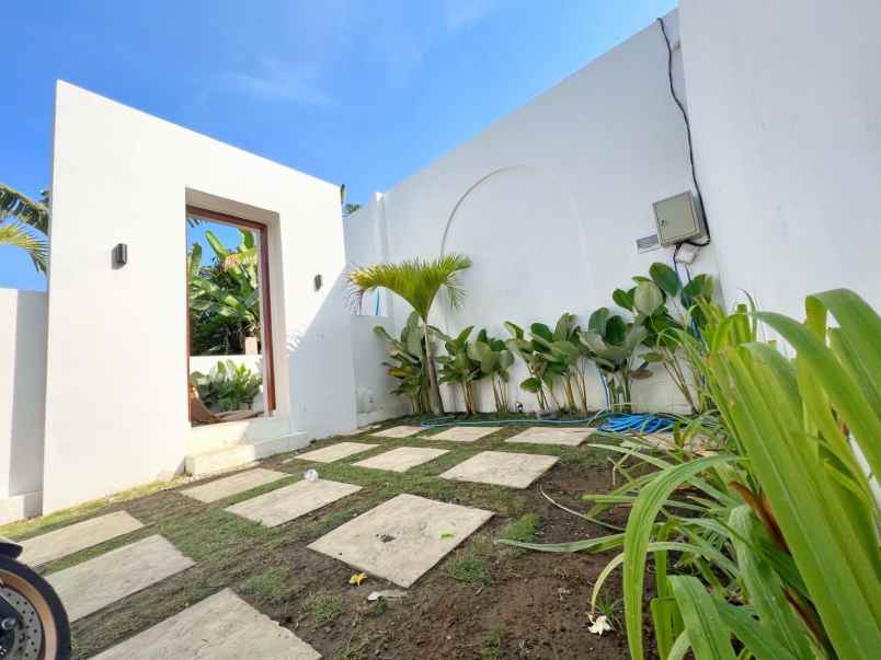 dijual villa jalan raya munggu kapal