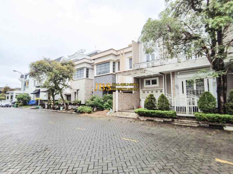 dijual villa komplek riverview polonia