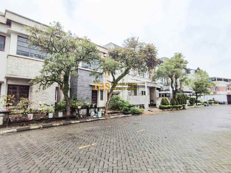 dijual villa komplek riverview polonia