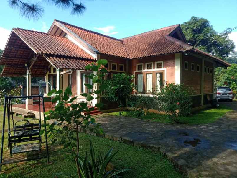 dijual villa mega mendung