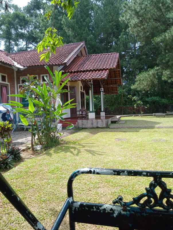 dijual villa mega mendung