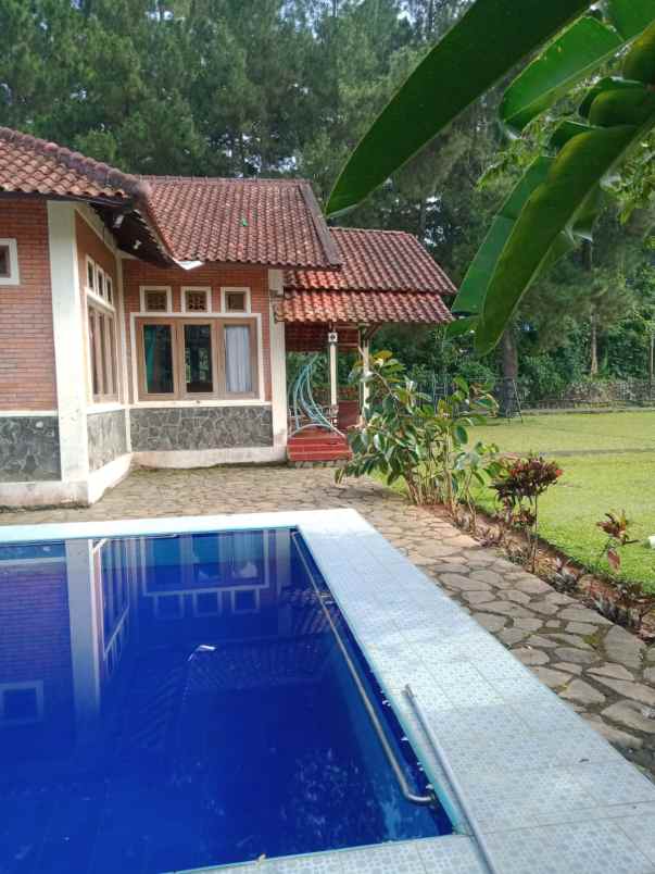 dijual villa mega mendung