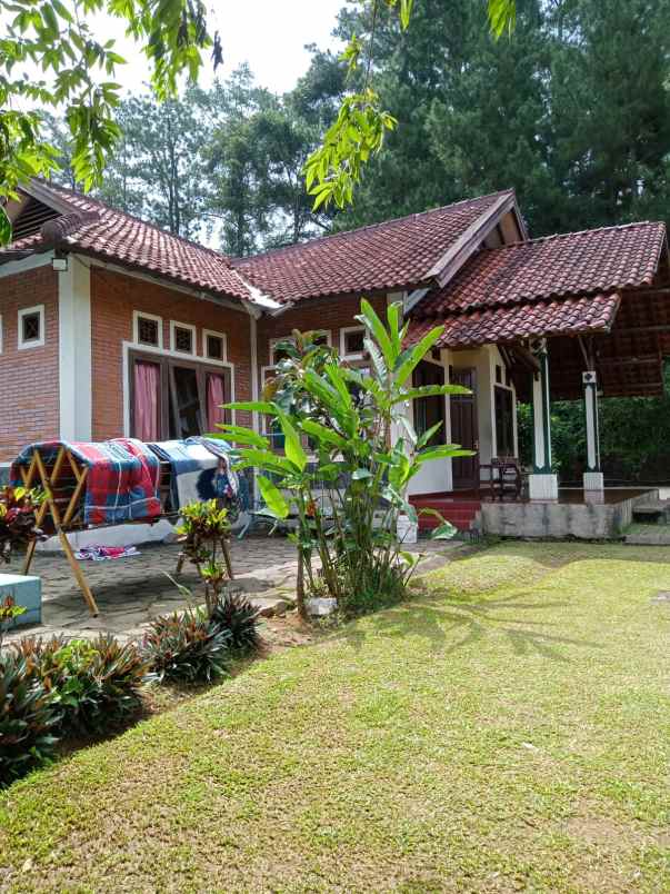 dijual villa mega mendung