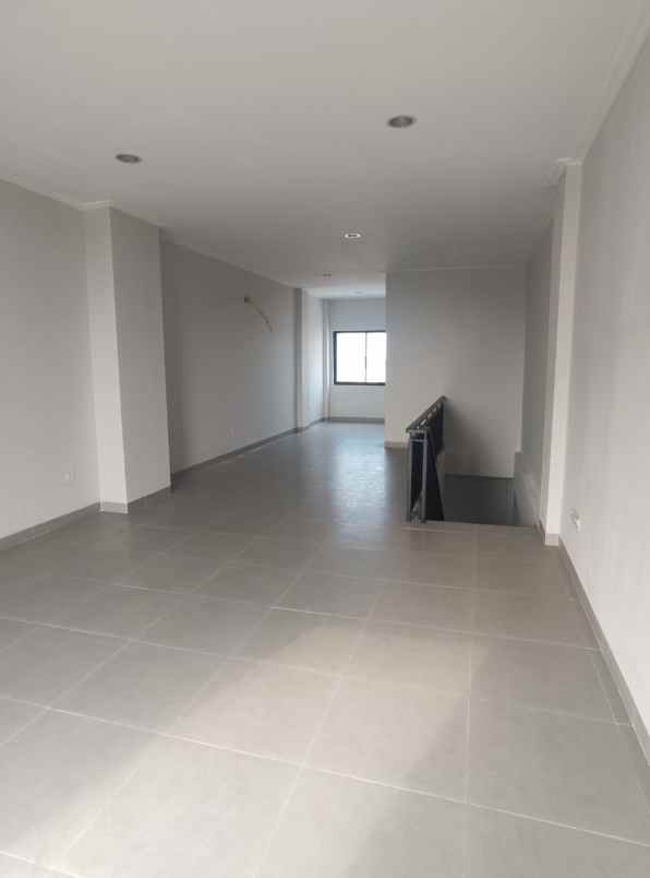 disewakan ruko mega kuningan pik2 tiga lantai