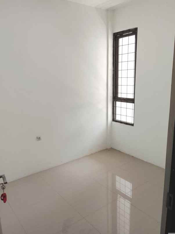 disewakan rumah jl cihanjuang mainroad