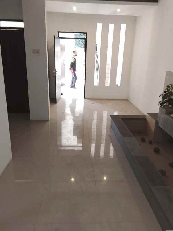 disewakan rumah jl cihanjuang mainroad