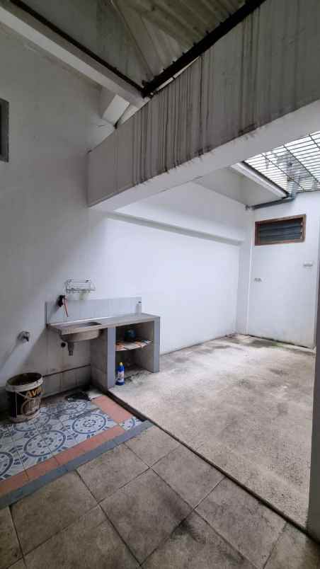 disewakan rumah jl raya jemursari