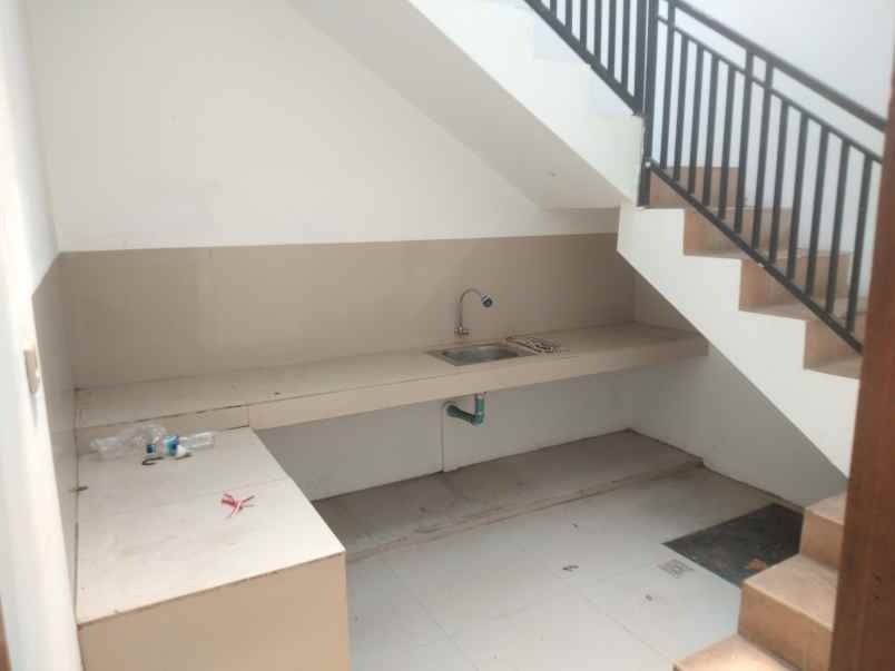 disewakan rumah sariwangi selatan