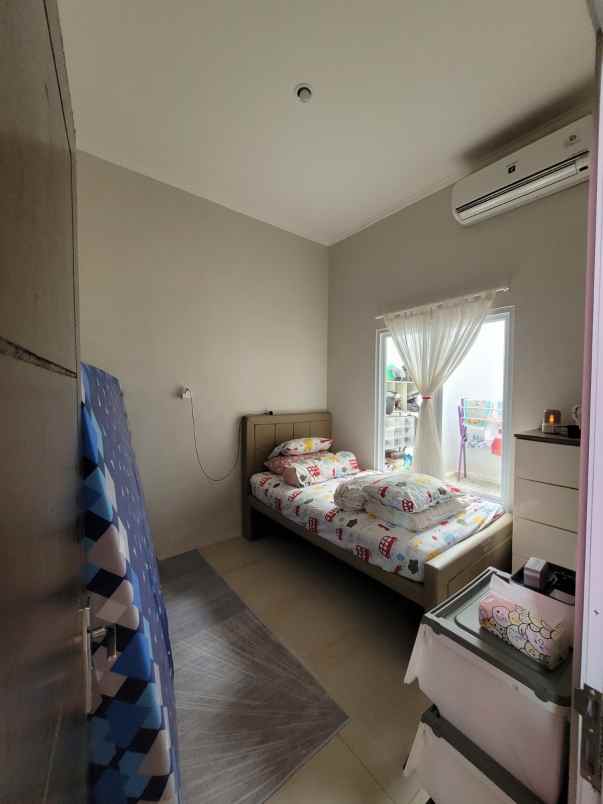 over kredit 65jt rumah cantik siap huni di sawangan