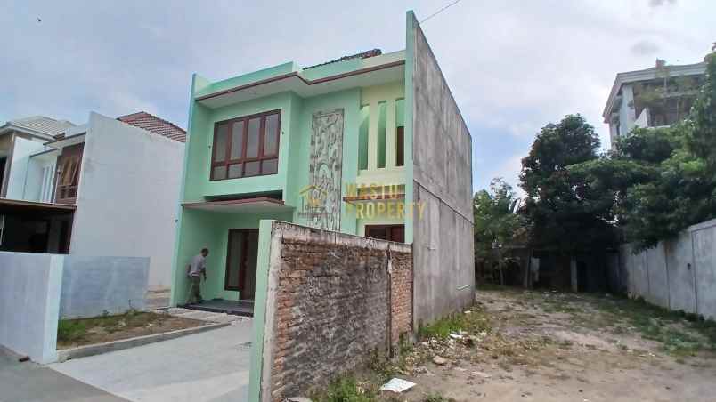 rumah 2 lantai siap huni 5 menit ke stipram