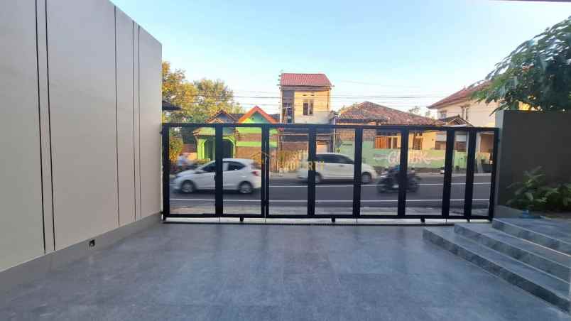 rumah 2 lantai tepi jalan besar di gito gati palagan