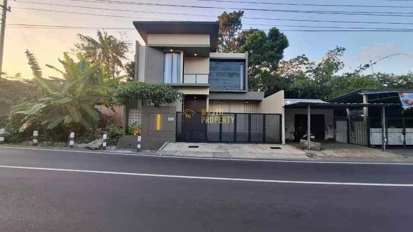 rumah 2 lantai tepi jalan besar di gito gati palagan