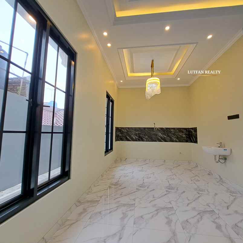 rumah 3 lantai dalam komplek dekat kampus istn