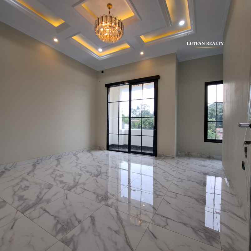 rumah 3 lantai dalam komplek dekat kampus istn