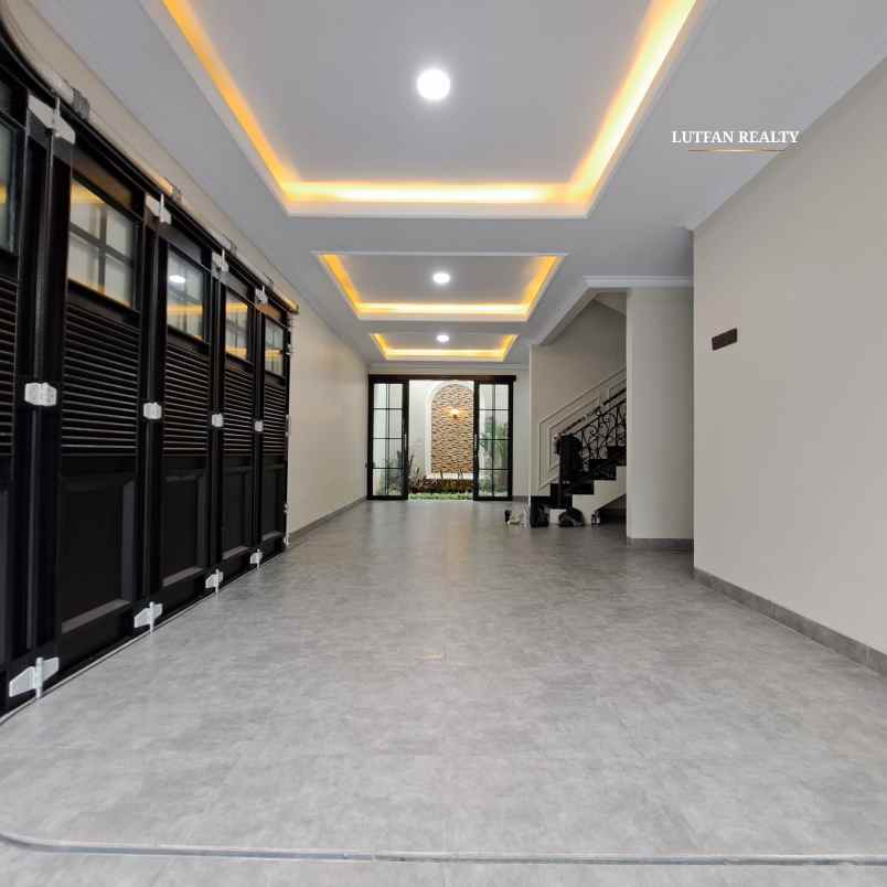 rumah 3 lantai dalam komplek dekat kampus istn