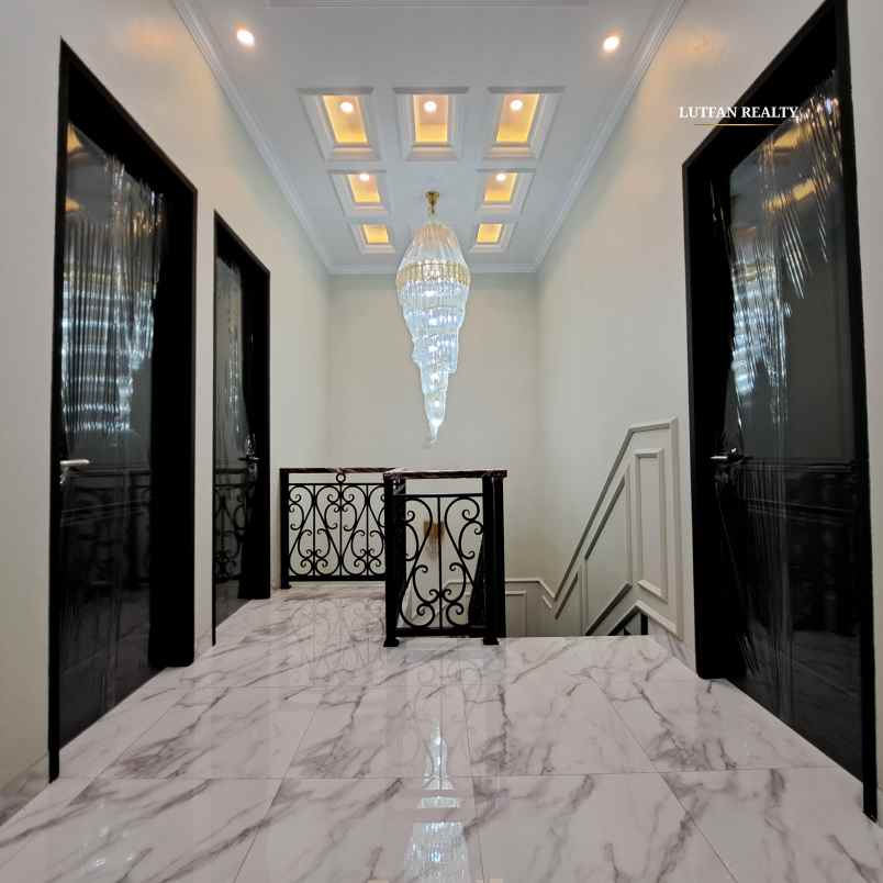 rumah 3 lantai dalam komplek dekat kampus istn