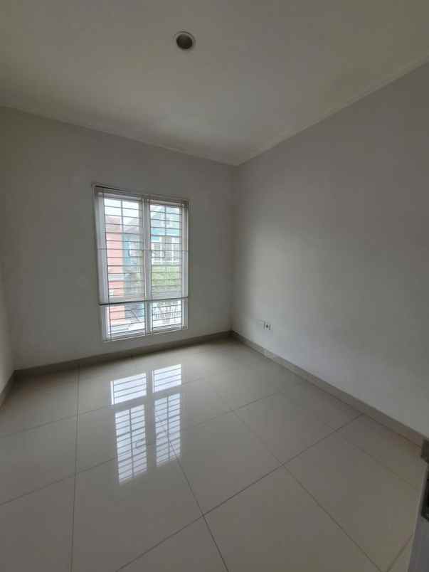 rumah 3 lantai di cluster omaha village gading serpong