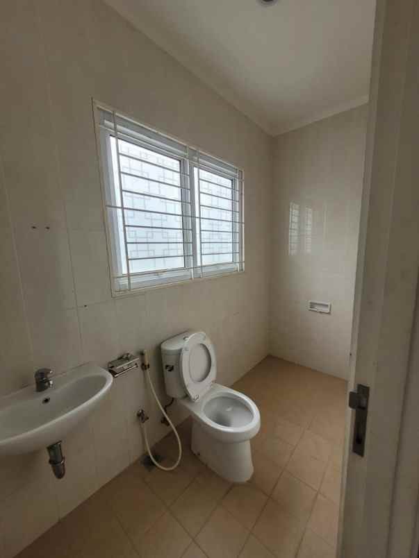 rumah 3 lantai di cluster omaha village gading serpong