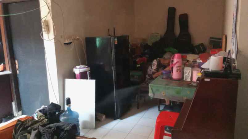 rumah akses 1 mobil 200 m ke jalan raya pramuka