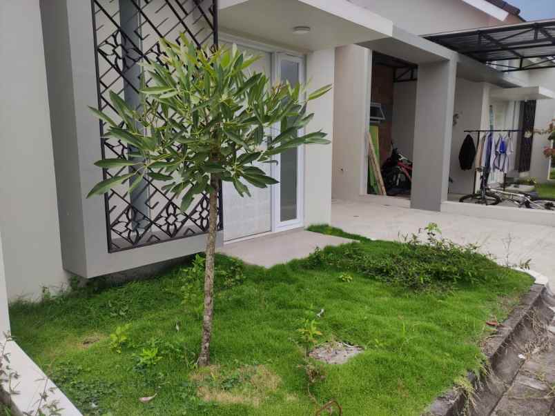 rumah baru 1 lantai one gate sistem di salaman