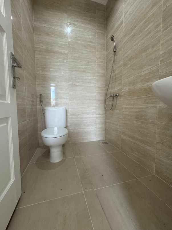 rumah baru kawasan cinere dekat rs puri cinere