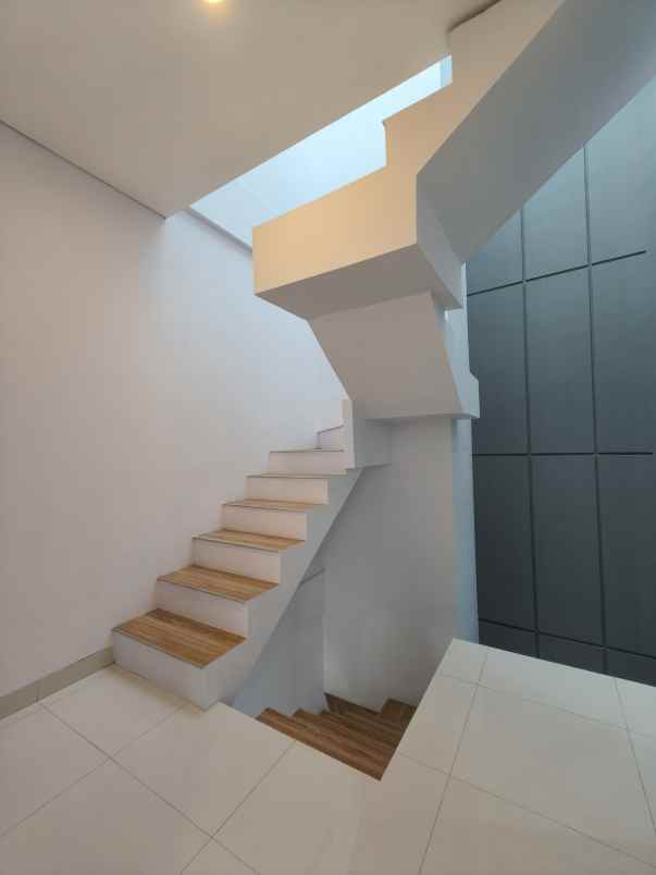 rumah baru lokasi strategis di jatinegara jaktim